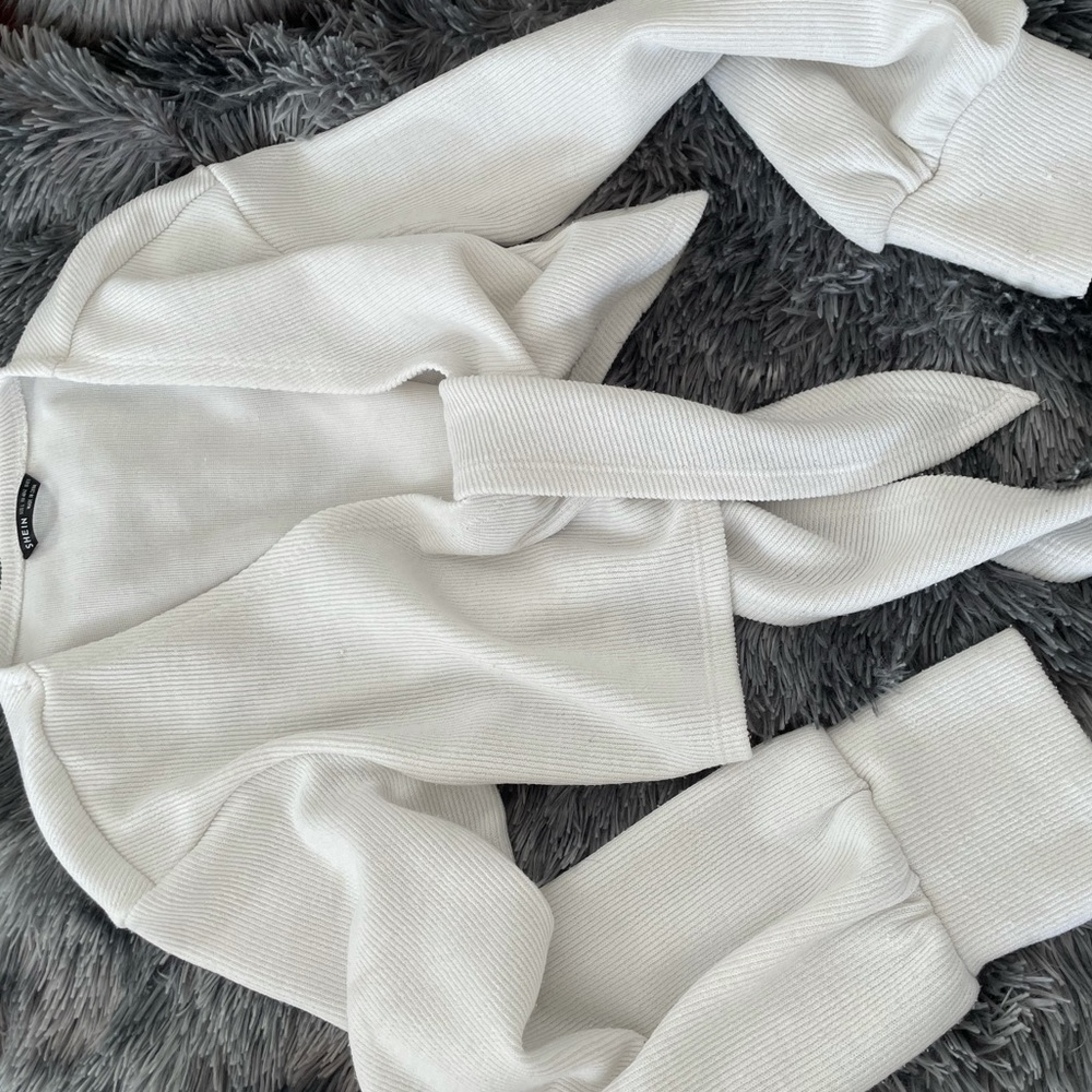 CROPPED WHITE TIE SWEATER/SHIRT ADJUSTABLE & LONG SLEEVE SIZE L